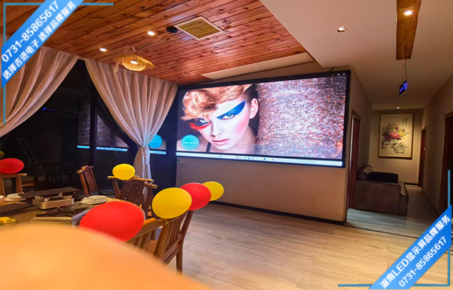 長(zhǎng)沙望城區(qū)月亮島某田園餐館接待大廳LED顯示屏.jpg 長(zhǎng)沙望城區(qū)月亮島某田園餐館接待大廳LED顯示屏.jpg